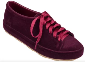 Be flocked lace-up sneaker in burgundy