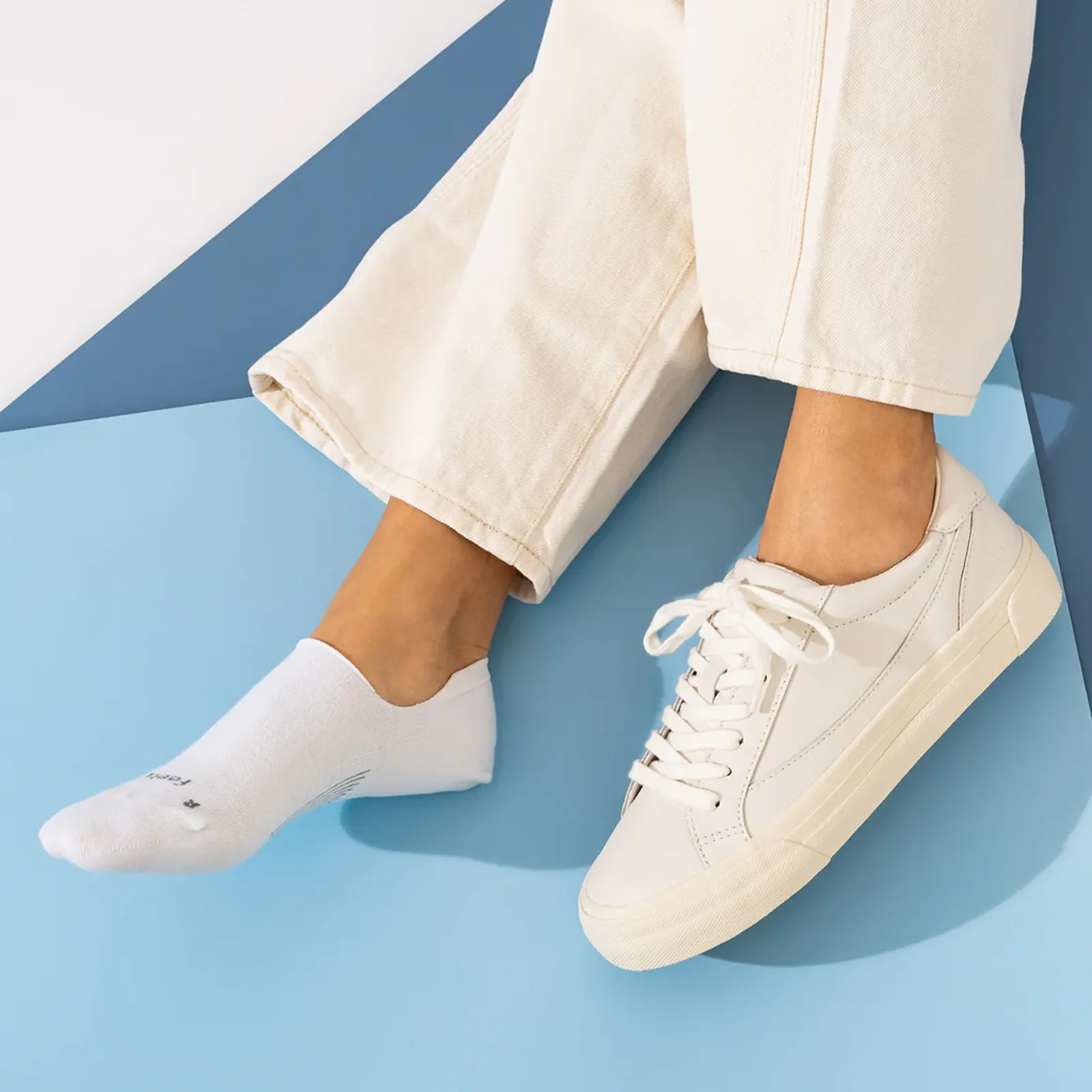 Feetures LW75526 Ultra Light Invisible No Show Compression Sock (Women) - White