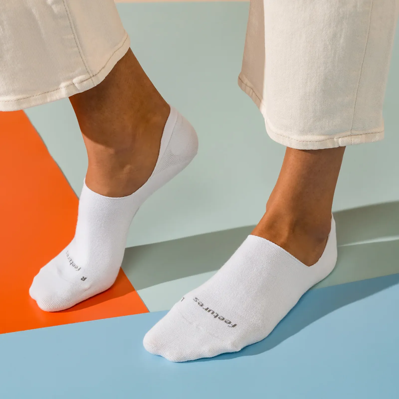 Feetures LW75526 Ultra Light Invisible No Show Compression Sock (Women) - White